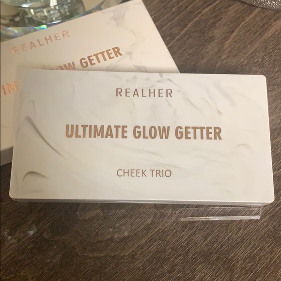 REALHER Ultimate Glow Getter Cheek Trio - Picture 9 of 10